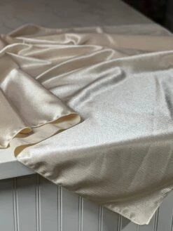 Luxury Satin Table Linen In Champagne 17 Luxury Satin Table Linen In Champagne -Urquid Linen Shop PhotoJul182023 34657PM